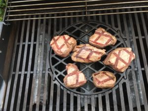 Rinderfilet Steaks auf dem Grill zubereiten